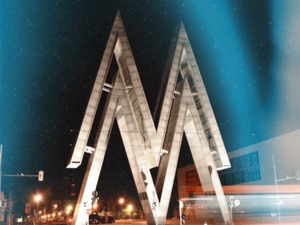 Wahrzeichen der historischen Alten Messe Leipzig: das Doppel-M bei Nacht