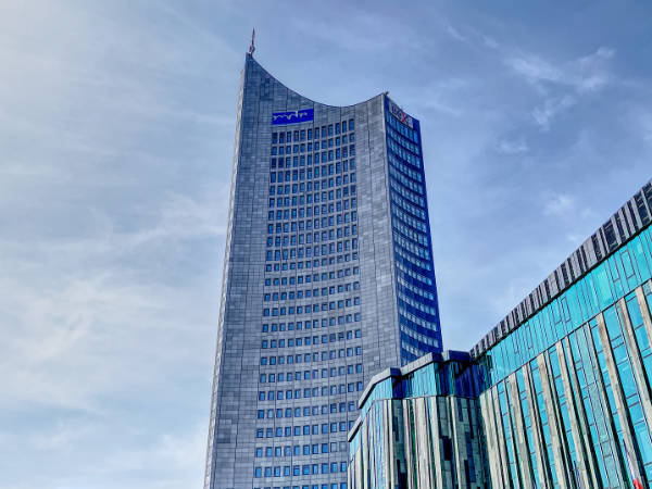 Uniriese Leipzig aus der Froschperspektive, rechts noch eine Ecke vom Paulinum