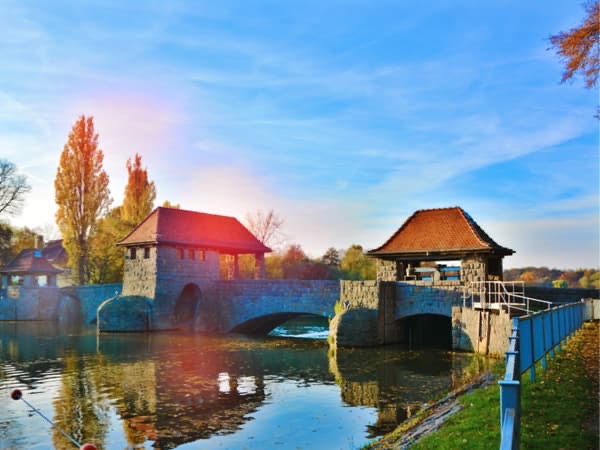 Ein Fluss, der an einem Sperrwehr endet.