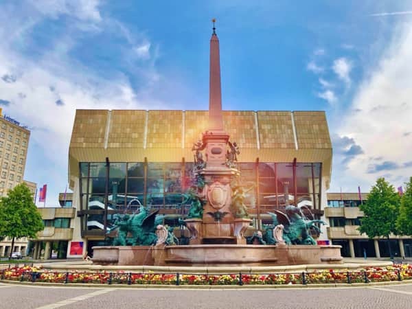 Leipzig Sehenswürdigkeit: das Gewandhaus, davor der Mendebrunnen
