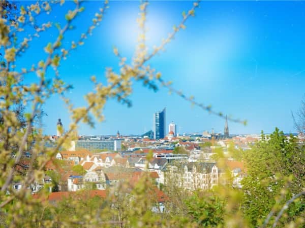 Aussicht vom Fockeberg in Richtung Leipzig Altstadt mit Uniriese, Wintergartenhochhaus und allgemein Skyline. Diesen Blick erhalten die Gäste bei der Segway Tour.