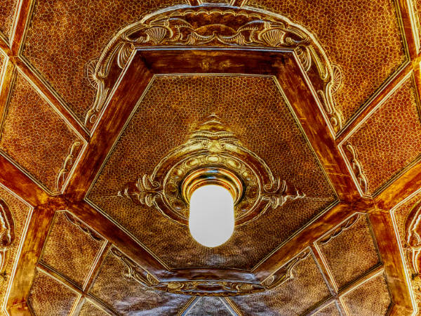 Blick auf eine historische Zwischendecke mit Lampe